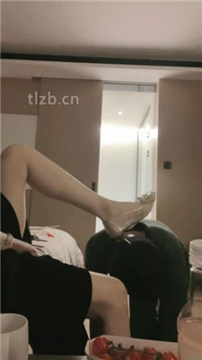 【小月牙】狗链拴丧家之犬-虐乳/藤条抽/闻舔高跟/卫生巾辱 网友原创 第15张