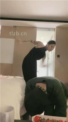 【小月牙】狗链拴丧家之犬-虐乳/藤条抽/闻舔高跟/卫生巾辱 网友原创 第17张