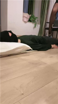 【烁烁】坐脸窒息/转胯sp/跪舔黑丝高跟/踩踏喂食 网友原创 第17张