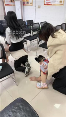 【尤物大大】会议室多素人S群调-骑马/舔脏鞋臭脚/转胯踩踏 网友原创 第2张