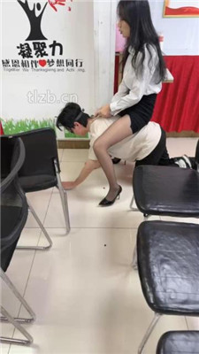 【尤物大大】会议室多素人S群调-骑马/舔脏鞋臭脚/转胯踩踏 网友原创 第3张