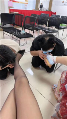 【尤物大大】会议室多素人S群调-骑马/舔脏鞋臭脚/转胯踩踏 网友原创 第4张