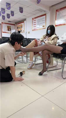 【尤物大大】会议室多素人S群调-骑马/舔脏鞋臭脚/转胯踩踏 网友原创 第6张