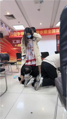 【尤物大大】会议室多素人S群调-骑马/舔脏鞋臭脚/转胯踩踏 网友原创 第7张