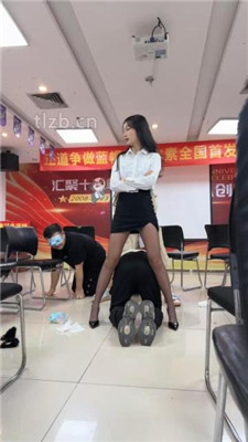【尤物大大】会议室多素人S群调-骑马/舔脏鞋臭脚/转胯踩踏 网友原创 第8张