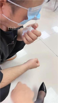 【尤物大大】会议室多素人S群调-骑马/舔脏鞋臭脚/转胯踩踏 网友原创 第14张