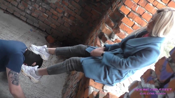 Nicole女王烂尾楼残虐贱狗，舔脏鞋底喝浓痰！还拍照羞辱！-HD绳艺资源网