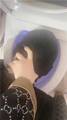 【小月牙】训练厕奴-踩踏/头压马桶/口水吐脸/赏赐圣水/胶带裹脸 网友原创 第3张