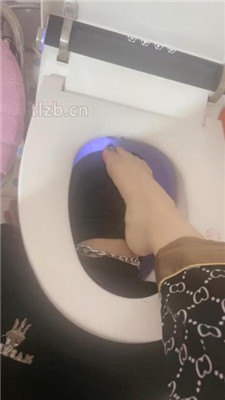 【小月牙】训练厕奴-踩踏/头压马桶/口水吐脸/赏赐圣水/胶带裹脸 网友原创 第4张