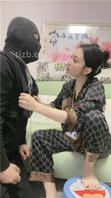 【小月牙】训练厕奴-踩踏/头压马桶/口水吐脸/赏赐圣水/胶带裹脸 网友原创 第17张