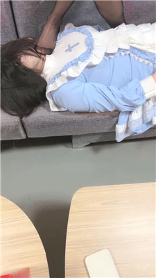 【天津女仆店S】素人母畜-舔臭脚/遛狗骑马/黑丝脚踩踏【完整版】 网友原创 第5张