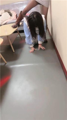 【天津女仆店S】素人母畜-舔臭脚/遛狗骑马/黑丝脚踩踏【完整版】 网友原创 第8张