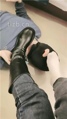【妮蔻】长靴踩狗头/人肉座椅/踩踏/舔脏鞋底/闻鞋闻白袜 网友原创 第11张
