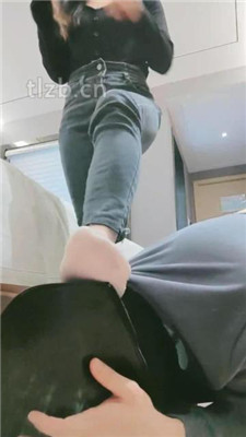 【妮蔻】长靴踩狗头/人肉座椅/踩踏/舔脏鞋底/闻鞋闻白袜 网友原创 第15张