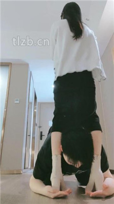【妮蔻】短靴女神碾压踩/胯下辱/清理脏鞋/深喉/黑船袜捂脸 网友原创 第2张