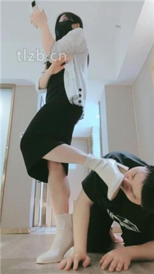 【妮蔻】短靴女神碾压踩/胯下辱/清理脏鞋/深喉/黑船袜捂脸 网友原创 第3张