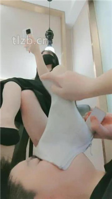 【妮蔻】短靴女神碾压踩/胯下辱/清理脏鞋/深喉/黑船袜捂脸 网友原创 第13张