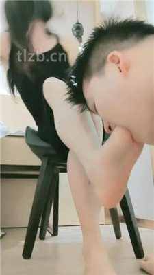 【妮蔻】短靴女神碾压踩/胯下辱/清理脏鞋/深喉/黑船袜捂脸 网友原创 第18张