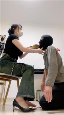 【甜心教主】双S-鞋碾压踩/揪耳朵/舔口水鞋底/腿夹【双视角版】 网友原创 第11张