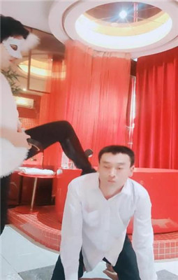 【伯爵】圈养犬化-暴力蛇鞭/耳光/踢踹/清理靴子-HD绳艺资源网