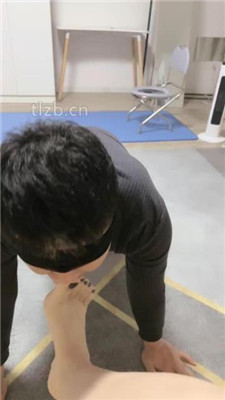 【若冰】仔细跪舔原味裸足脚趾-HD绳艺资源网