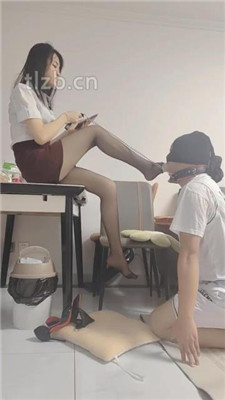【丫丫】高跟黑丝踩踏/挑战插嘴/嘴叼高跟/口水吐脸 网友原创 第8张