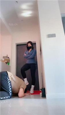 【冷颜】家奴跪着等主人健身回家-HD绳艺资源网