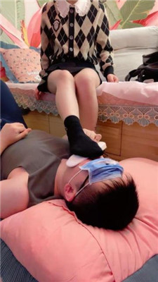 【可可女王】清理脚趾缝/脚踩喂食/脏鞋臭袜闻舔 网友原创 第2张