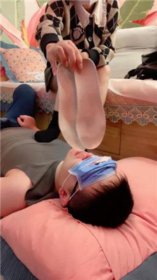 【可可女王】清理脚趾缝/脚踩喂食/脏鞋臭袜闻舔 网友原创 第3张