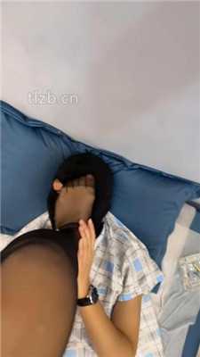 【麻辣女教官】高跟黑丝脚踩地毯狗-HD绳艺资源网