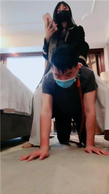 【紫琳】转胯爬行/sp/肉丝高跟舔/揪耳朵/人肉座椅/鞋跟插嘴 网友原创 第5张