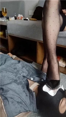 【苏州KK】卫生巾贴嘴/灌圣水/高跟黑丝碾压踩/喂食咀嚼物 网友原创 第2张