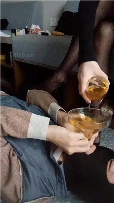 【苏州KK】卫生巾贴嘴/灌圣水/高跟黑丝碾压踩/喂食咀嚼物 网友原创 第6张