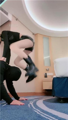 【美娜格格】暴力后的臣服-圣水泡丝袜/短靴肉丝侍奉/揪耳朵 网友原创 第14张