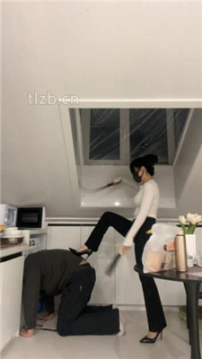 【黛帝】健身教练是狗奴-狗链遛狗/鞭打/高跟玉足恋足舔 网友原创 第7张