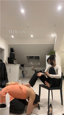 【黛帝】健身教练是狗奴-狗链遛狗/鞭打/高跟玉足恋足舔 网友原创 第9张