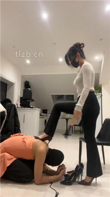 【黛帝】健身教练是狗奴-狗链遛狗/鞭打/高跟玉足恋足舔 网友原创 第11张