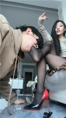 【黛帝】健身教练是狗奴-狗链遛狗/鞭打/高跟玉足恋足舔 网友原创 第17张