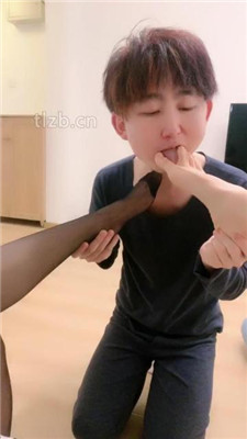 【啡啡】双S-跪舔皮鞋黑丝/狂吸脚趾/脚插嘴/转胯/臭脚捂脸 网友原创 第6张