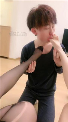【啡啡】双S-跪舔皮鞋黑丝/狂吸脚趾/脚插嘴/转胯/臭脚捂脸 网友原创 第8张
