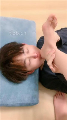 【啡啡】双S-跪舔皮鞋黑丝/狂吸脚趾/脚插嘴/转胯/臭脚捂脸 网友原创 第14张