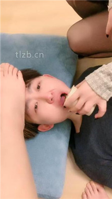 【啡啡】双S-跪舔皮鞋黑丝/狂吸脚趾/脚插嘴/转胯/臭脚捂脸 网友原创 第15张