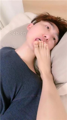 【啡啡】双S-跪舔皮鞋黑丝/狂吸脚趾/脚插嘴/转胯/臭脚捂脸 网友原创 第17张
