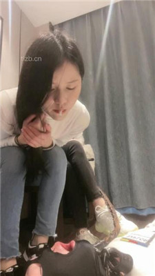 【漫漫】姐妹花S虐-转胯狗爬/跪舔臭脚/2踩踏/狂吸臭白袜 网友原创 第11张