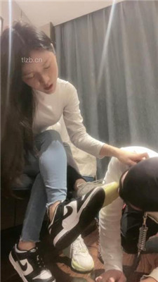 【漫漫】姐妹花S虐-转胯狗爬/跪舔臭脚/2踩踏/狂吸臭白袜 网友原创 第12张