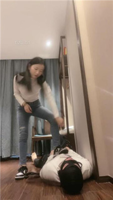 【漫漫】姐妹花S虐-转胯狗爬/跪舔臭脚/2踩踏/狂吸臭白袜 网友原创 第15张