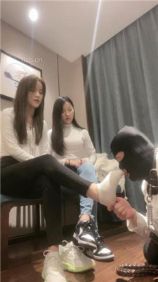 【漫漫】姐妹花S虐-转胯狗爬/跪舔臭脚/2踩踏/狂吸臭白袜 网友原创 第17张