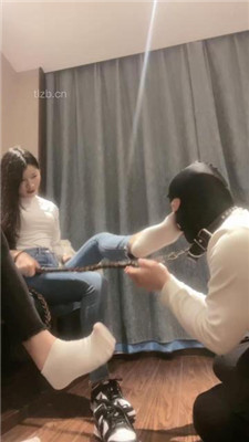 【漫漫】姐妹花S虐-转胯狗爬/跪舔臭脚/2踩踏/狂吸臭白袜 网友原创 第18张