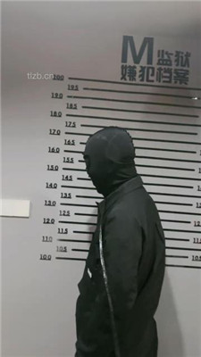 【黑兔】严刑逼供教训犯人-舔脏老爹鞋/吊绑虐打/狗链遛狗 网友原创 第5张