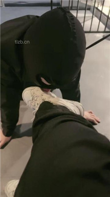 【黑兔】严刑逼供教训犯人-舔脏老爹鞋/吊绑虐打/狗链遛狗 网友原创 第6张